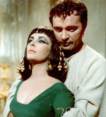 Elizabeth Taylor and Richard Burton in a scene from Cleopatra