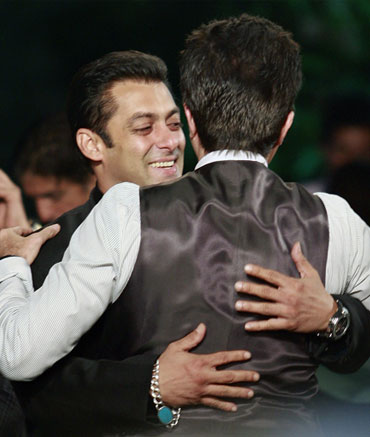 Salman Khan hugs Anil Kapoor on the green carpet