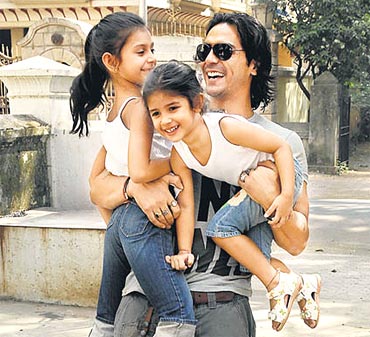 Arjun with daughters Mahikaa and Myra Rampal