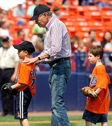 Larry King and sons Chance (left) and Cannon at a baseball game