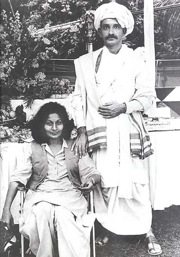 Bhanu Athaiya along with Ben Kingsley
