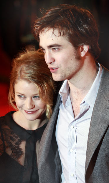 Emilie de Ravin and Robert Pattinson