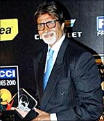 Amitabh Bachchan poses with his Best Actor award for Paa