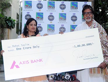 Amitabh Bachchan gives away the cheque to Rahat Taslim