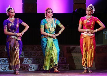 Hema Malini with Esha and Ahana Deol during a performance