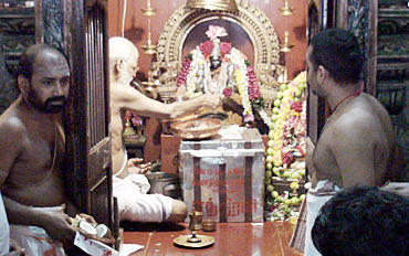 Priests at a temple pray for Endhiran's success