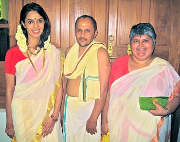 Mallika poses with a pandit and Princess Lakshmi Bai of Travencore