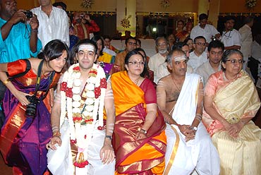 Ashwin's poses with his family