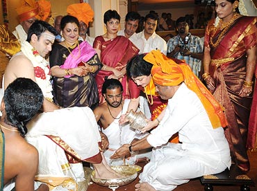 Rajnikanth washes his son-in-law's feet as per the rituals