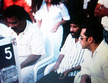 S Vijayan (second from right)  and Salman Khan on the sets of Dabangg