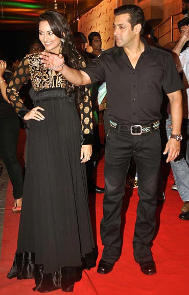 Sonakshi Sinha and Salman Khan at Dabangg premiere