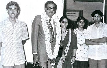 Suresh Babu (son), Ramanaidu and wife, Lakshmi (daughter), Venkatesh (son)