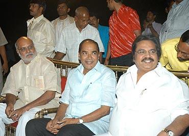 D Ramanaidu (centre)