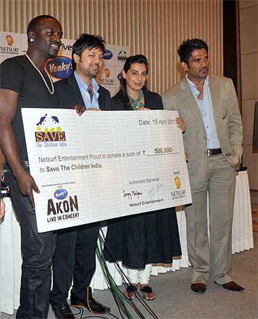 Akon with Mana and Suneil Shetty