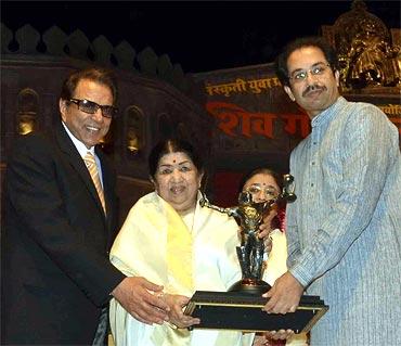 Dharmendra, Lata Mangeshkar, Usha Mangeshkar and Uddhav Thackeray