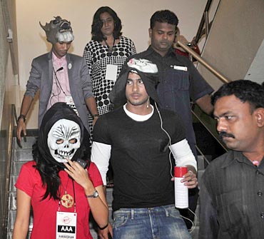 Prateik Babbar enters the class in disguise
