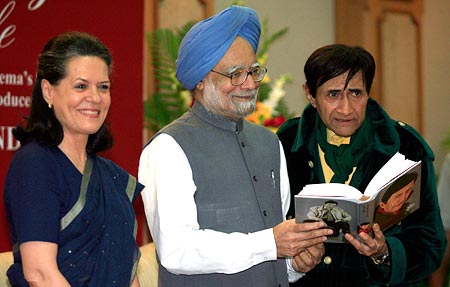 Dev Anand with Prime Minister Manmohan Singh and Sonia Gandhi