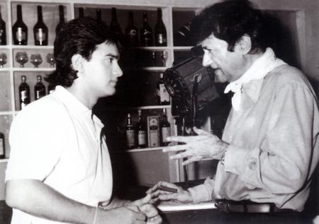 Dev Anand with Aamir Khan on the sets of Awwal Number