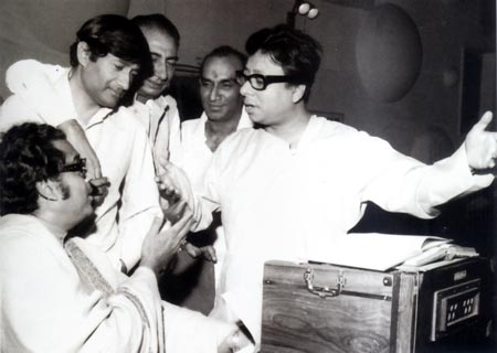 Dev Anand with Kishore Kumar, Sahir Ludhianvi and R D Burman. Yash Chopra looks on