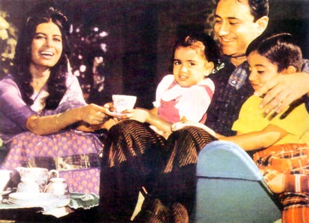Dev Anand with wife Kalpana Karthik and children Devina and Suneil