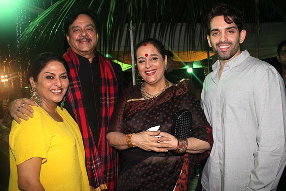 Anju Mahendroo, Shatrughan Sinha with wife Poonam and son Luv Sinha