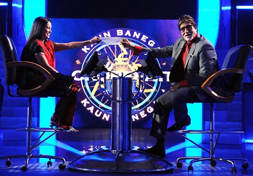 Amitabh Bachchan with a contestant on KBC 5