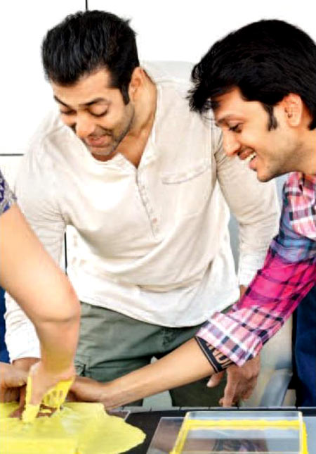 Salman Khan getting his handprint done