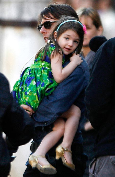 Tom Cruise carries daughter Suri