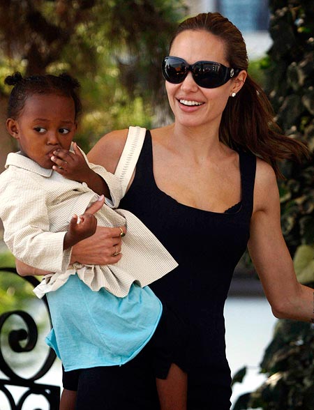 Angelina Jolie carries daughter Zahara Jolie-Pitt