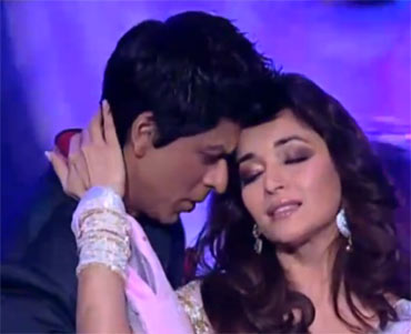 Shah Rukh Khan and Madhuri Dixit performing at the Filmfare awards