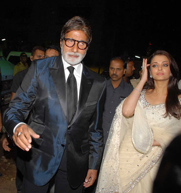 Amitabh Bachchan with Aishwarya at the 56th Filmfare awards