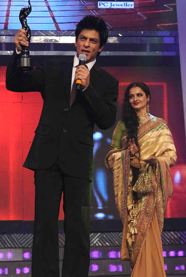 Shah Rukh Khan and Rekha at the 2011 Filmfare awards