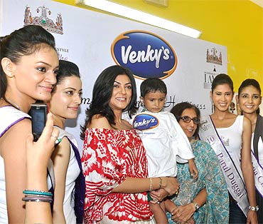 Sushmita Sen with Miss India Hopefuls