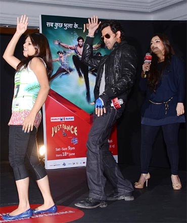 Hrithik shakes a leg with choreographer Vaibhavi Merchant (right) and a contestant