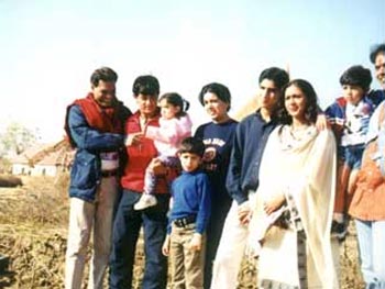 Aamir Khan with his family on the sets of Lagaan