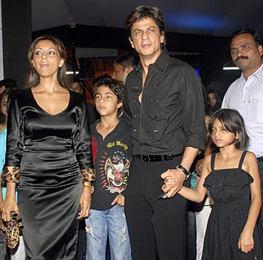 SHah Rukh Khan with wife Gauri and kids