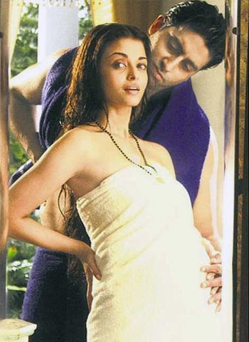 Aishwarya Rai shows off her baby bump to Abhishek Bachchan in Guru