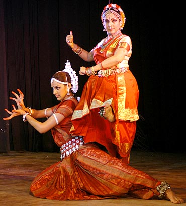 Ahana Deol and Hema Malini perform