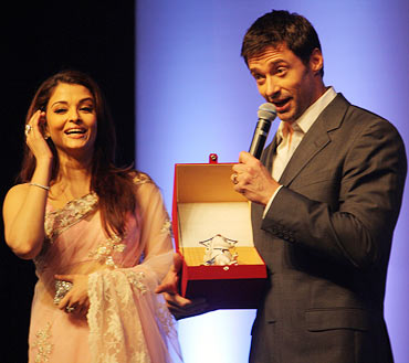 Hugh Jackman poses alongside Aishwarya Rai Bachchan as showing off a Ganesha memento.