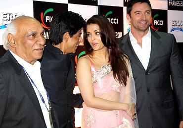 Bollywood producer and director Yash Chopra and Hugh Jackman look on as Shah Rukh Khan and Aishwarya