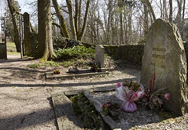 The grave of the late actor Richard Burton, one of Taylor's husbands