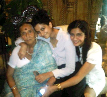 Reha Kappor and Sonam Kapoor along with their grandmother