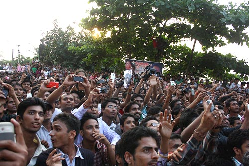 Crowd in front of Shah Rukh Khan's house Mannat