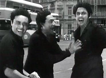 Anoop Kumar, Ashok Kumar and Kishore Kumar in Chalti Ka Naam Gaadi