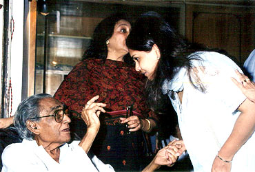 Ashok Kumar with daughter Bharti Jaffrey and grand daughter-in-law Kiran Patel