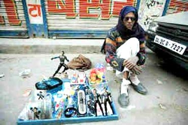 A morphed picture of Shah Rukh Khan selling Ra.One merchandise on road