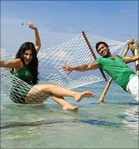 Shruti Haasan and Suriya in 7am Arivu