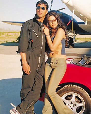 Akshay Kumar and Priyanka Chopra in Andaaz