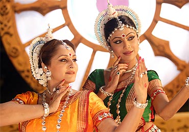 Shilpa Shetty and Jaya Prada in The Desire