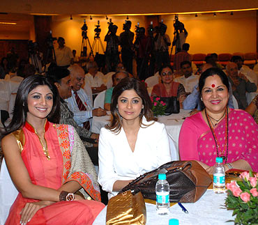 Shilpa Shetty with sister Shamita and mom Sunanda Shetty